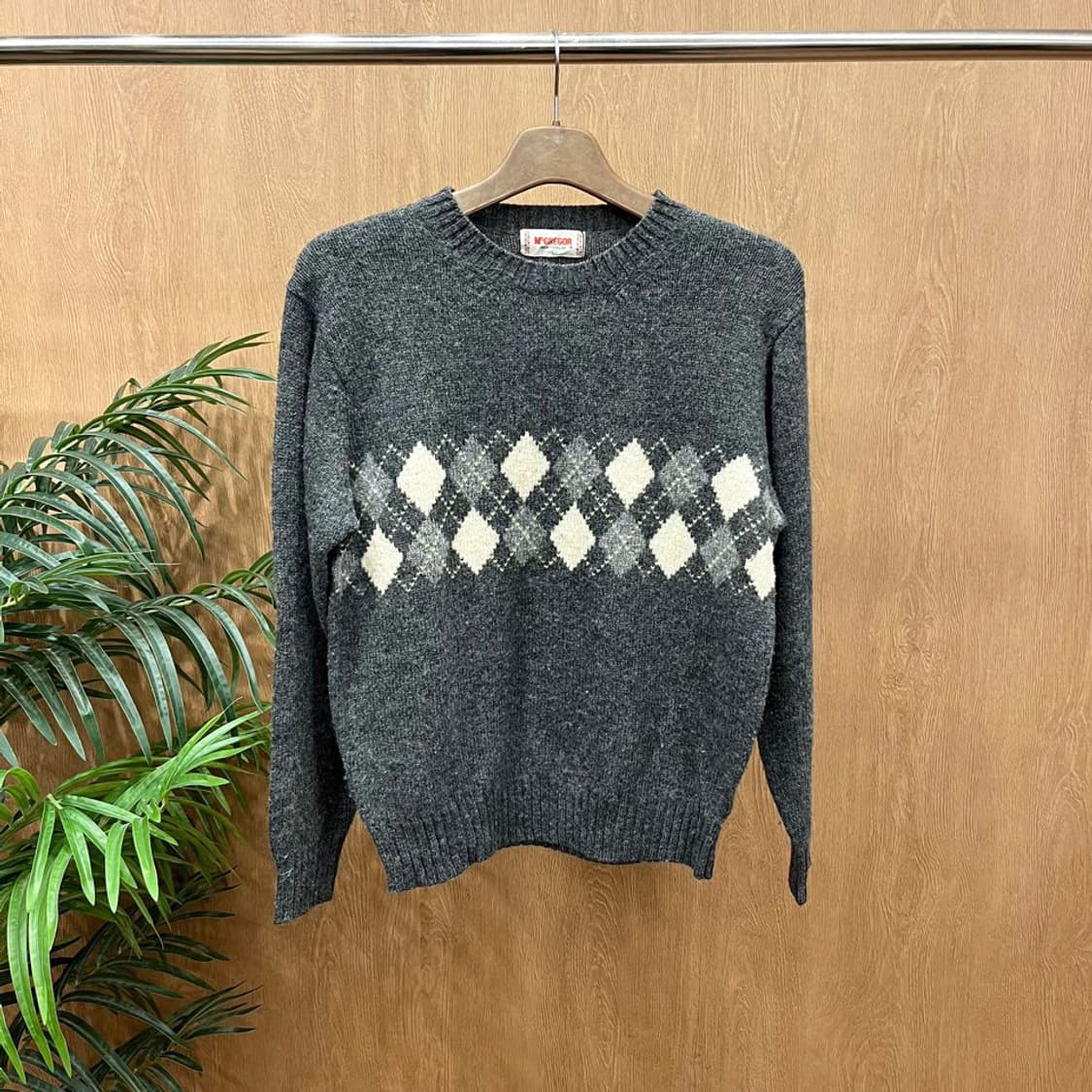 맥그리거 긴팔 니트 아가일 패턴 라운드넥 디테일 레귤러핏 다크 그레이 상품이미지1