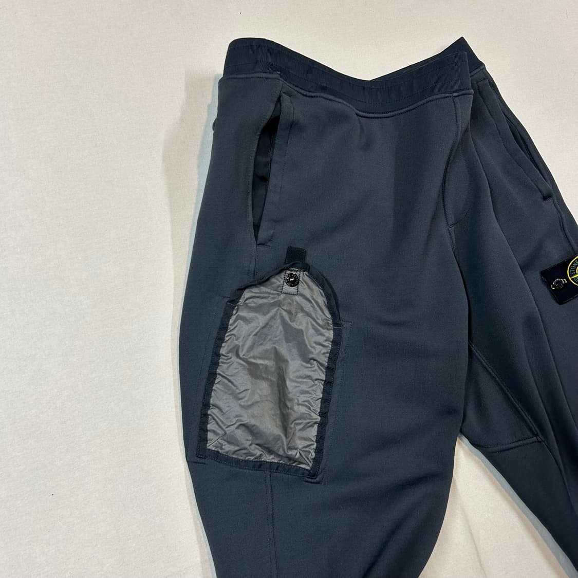 L) 스톤아일랜드 나일론 메탈릭 포켓 트레이닝 조거 팬츠 상품이미지4