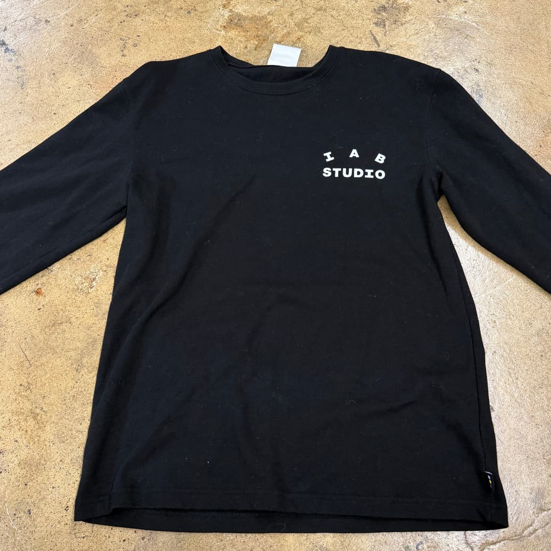 아이앱스튜디오 블랙 긴팔티셔츠 상품이미지3