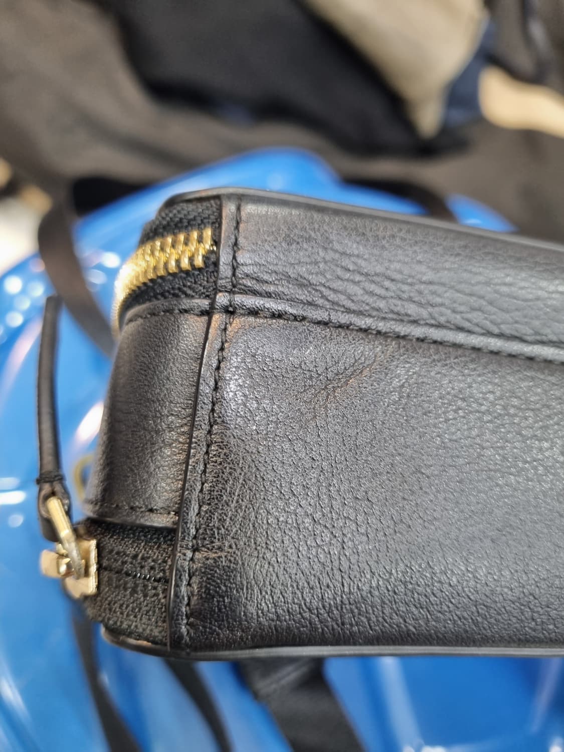 투미 블랙 가죽 크로스백 상품이미지6