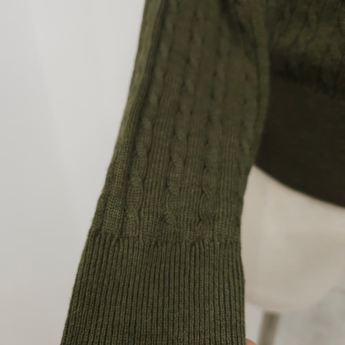 카키 오프숄더 꽈베기 니트 상품이미지7