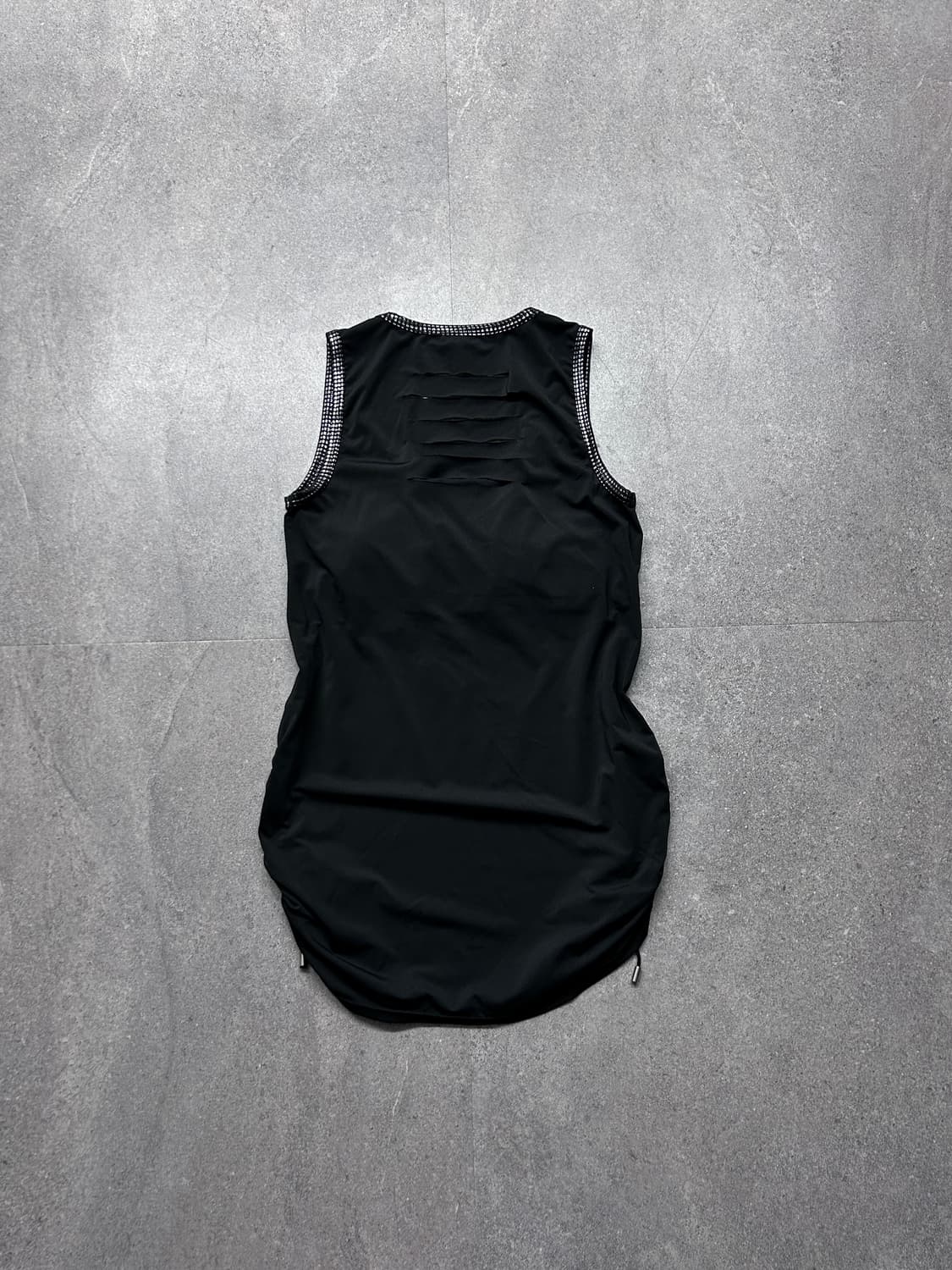 핫픽스 트림 컷아웃 셔링 슬리브리스 상품이미지5