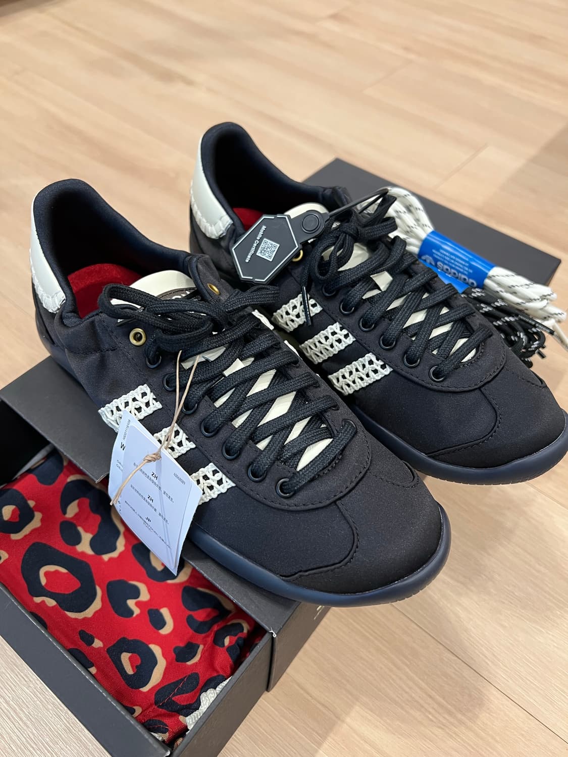 [250] 아디다스 x 웨일스 보너 카린타 사틴 코어 블랙 다크 브라운 상품이미지1