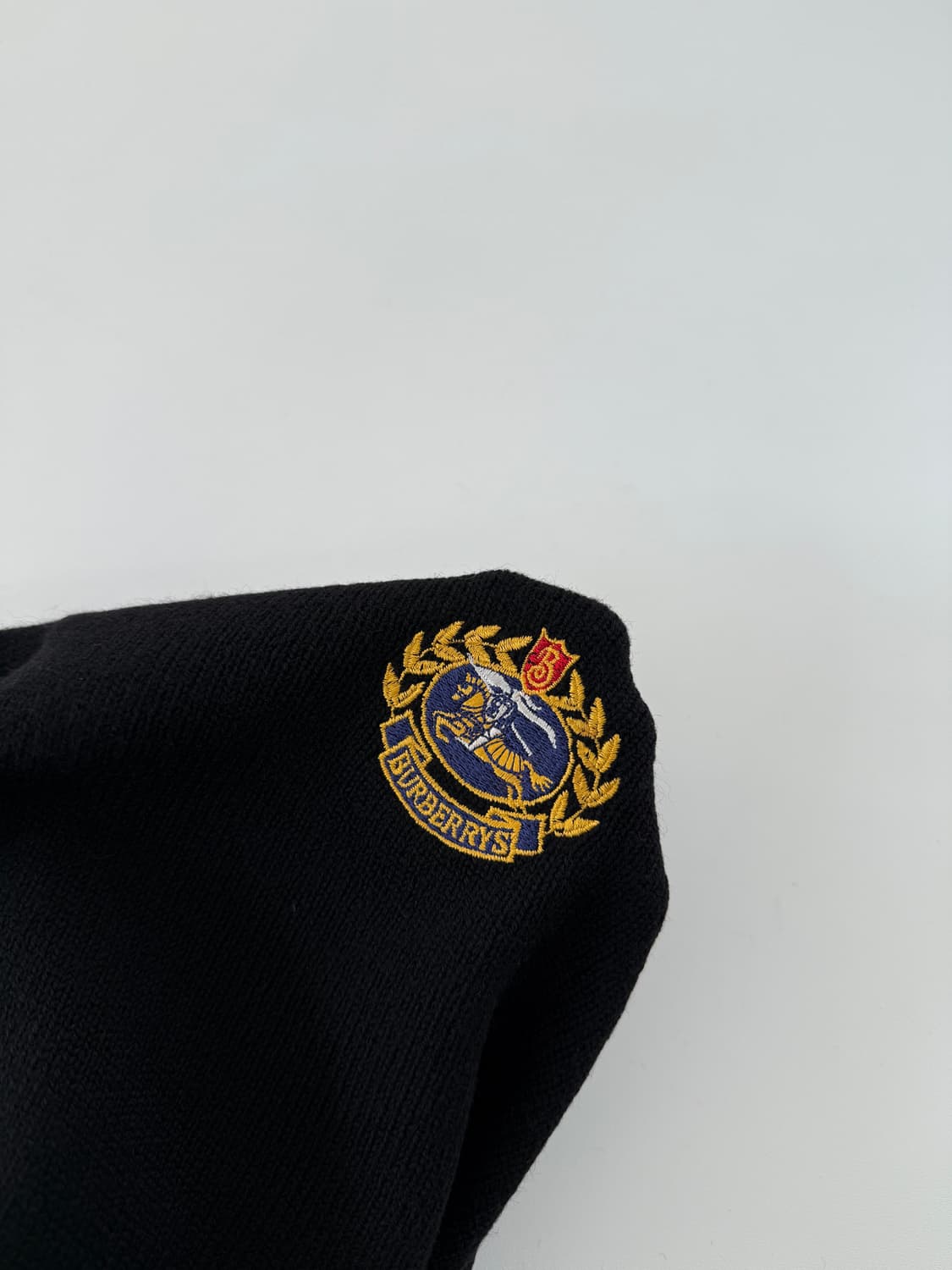 버버리 루즈핏 90‘s 램스울 크레스트로고 블랙 울 니트 상품이미지3