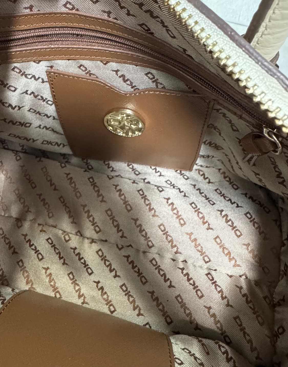 DKNY 가죽 토트 숄더백 상품이미지8