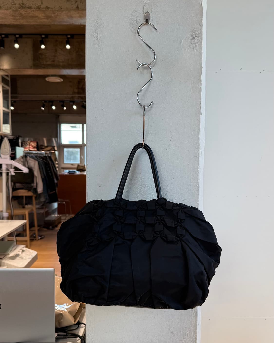 프라다 블랙 테수토 나일론 보우백 상품이미지4