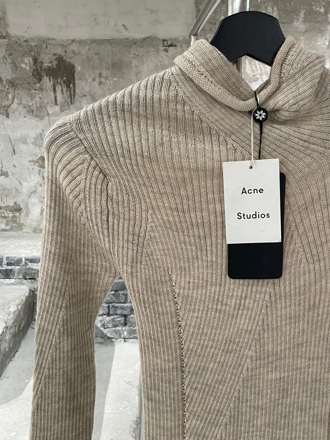 아크네 스튜디오 라이트 베이지 슬림 골지 폴라 니트 상품이미지2