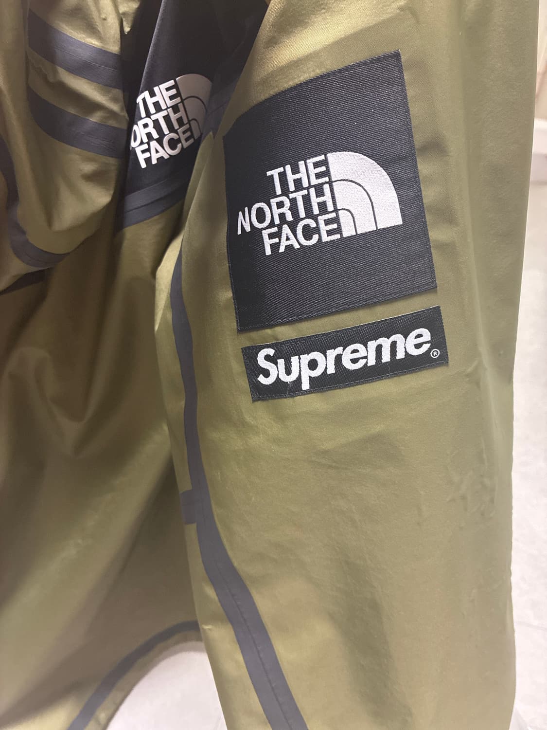슈프림 x 노스페이스 서밋 시리즈 아우터 테이프 심 자켓 올리브 엑라 상품이미지4