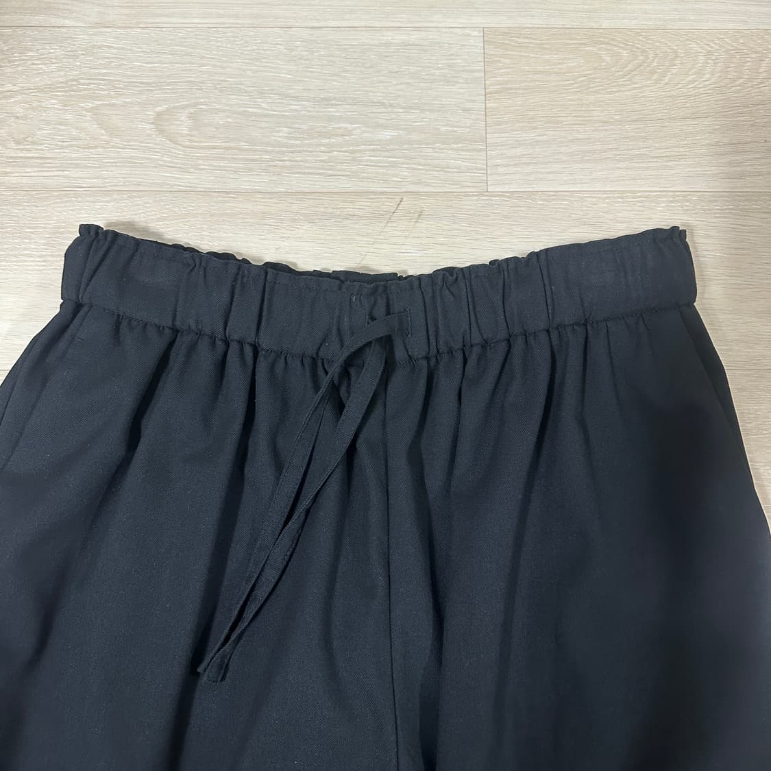 L JW앤더슨 유니클로 와이드 버뮤다 밴딩팬츠 블랙 상품이미지3
