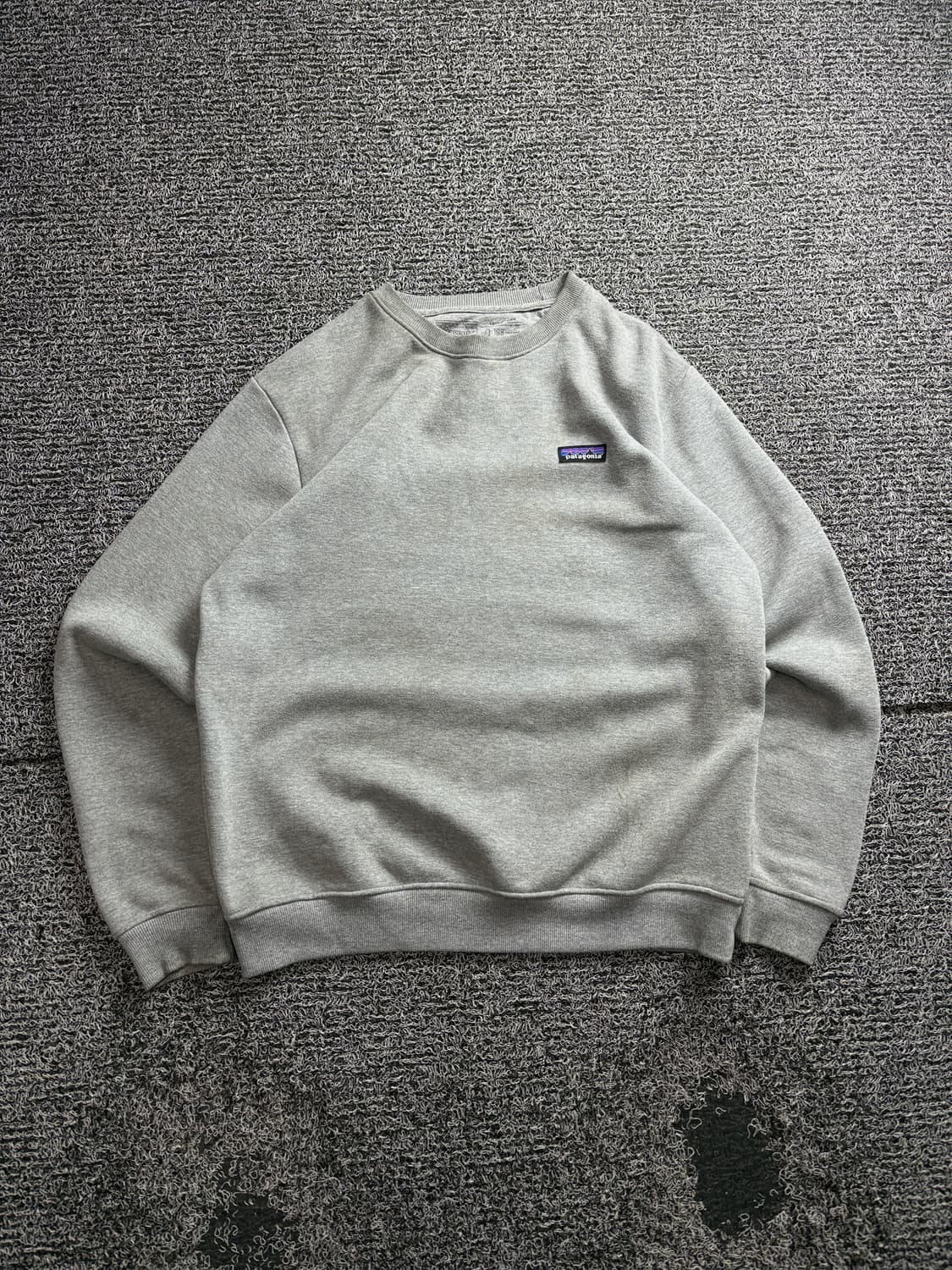 파타고니아 p-6 로고 미니멀 그레이 크루넥 3112 상품이미지2