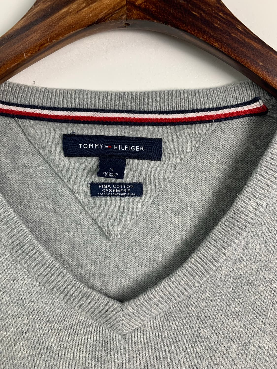타미힐피거 자수로고 그레이 브이넥 니트 상품이미지5