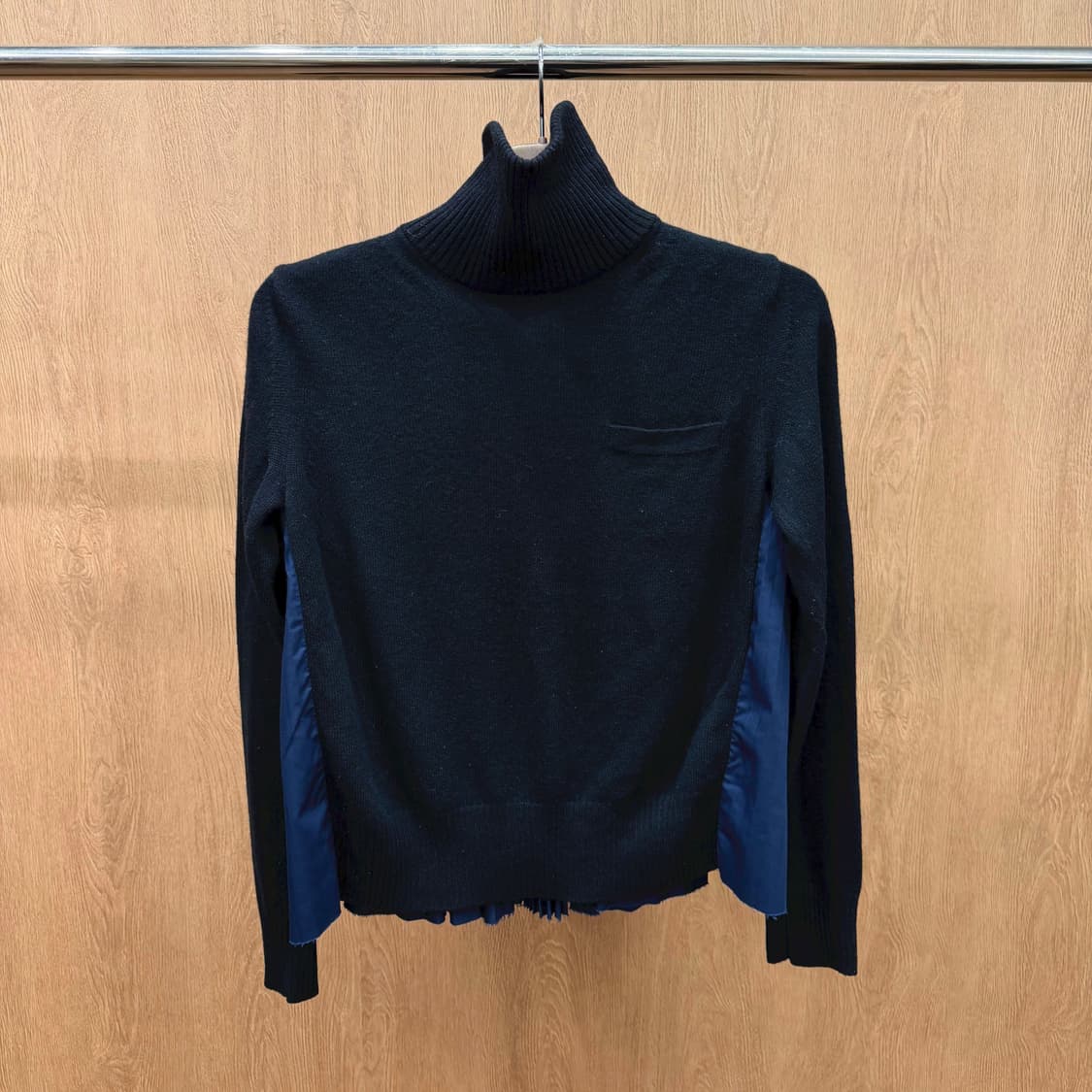 사카이 터틀넥 니트 백 플리츠 셔츠 도팅 레이어드 디테일 블랙 네이비 상품이미지2