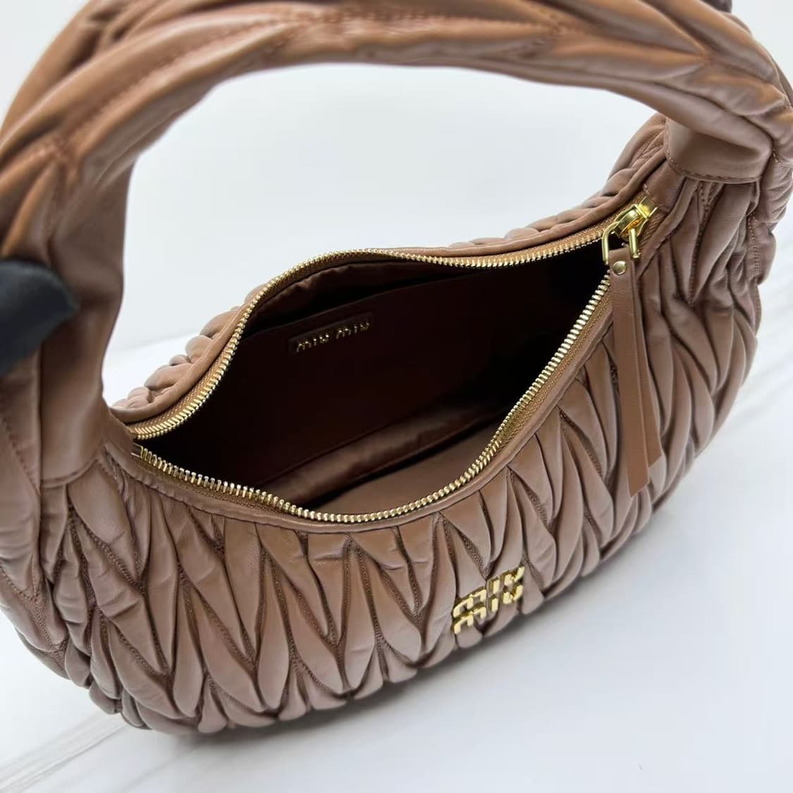 미우 미우 완더 마테라쎄 나파 레더 호보백 숄더백 카라멜 상품이미지4