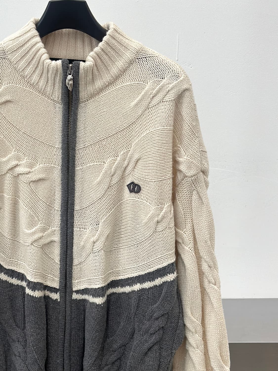 럭키 슈에뜨 25SS 아이보리 배색 케이블 니트집업  상품이미지6