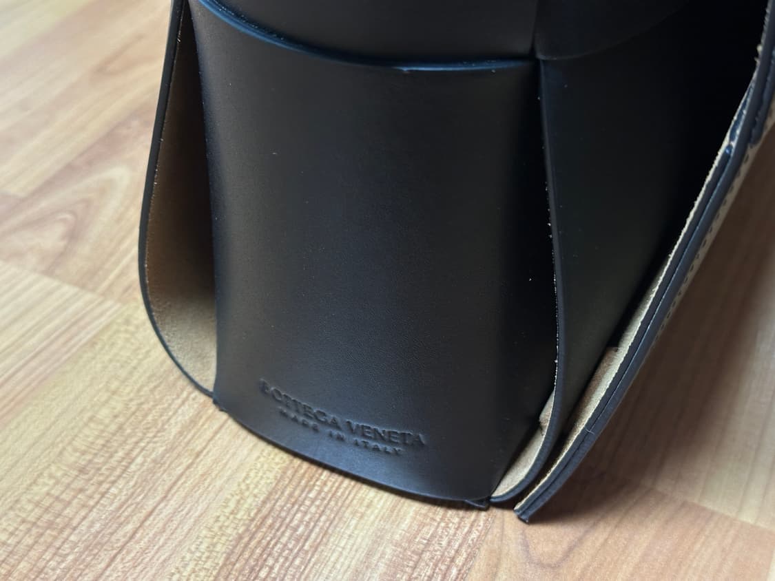 [정품] 보테가베네타 레더 카세트 크로스바디백 블랙 상품이미지3