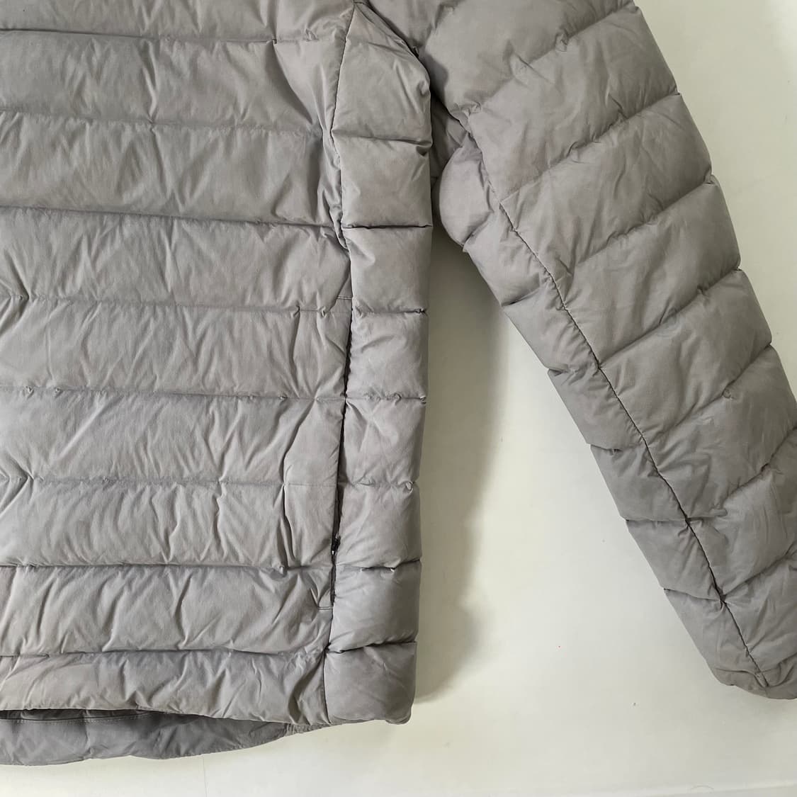 룰루레몬 라이트 그레이 경량 다운 패딩 (on.41)   상품이미지5