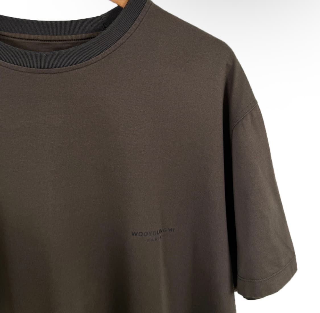 [48] 우영미 남성 레더 패치 백 라벨 반팔 티셔츠 브라운 상품이미지5