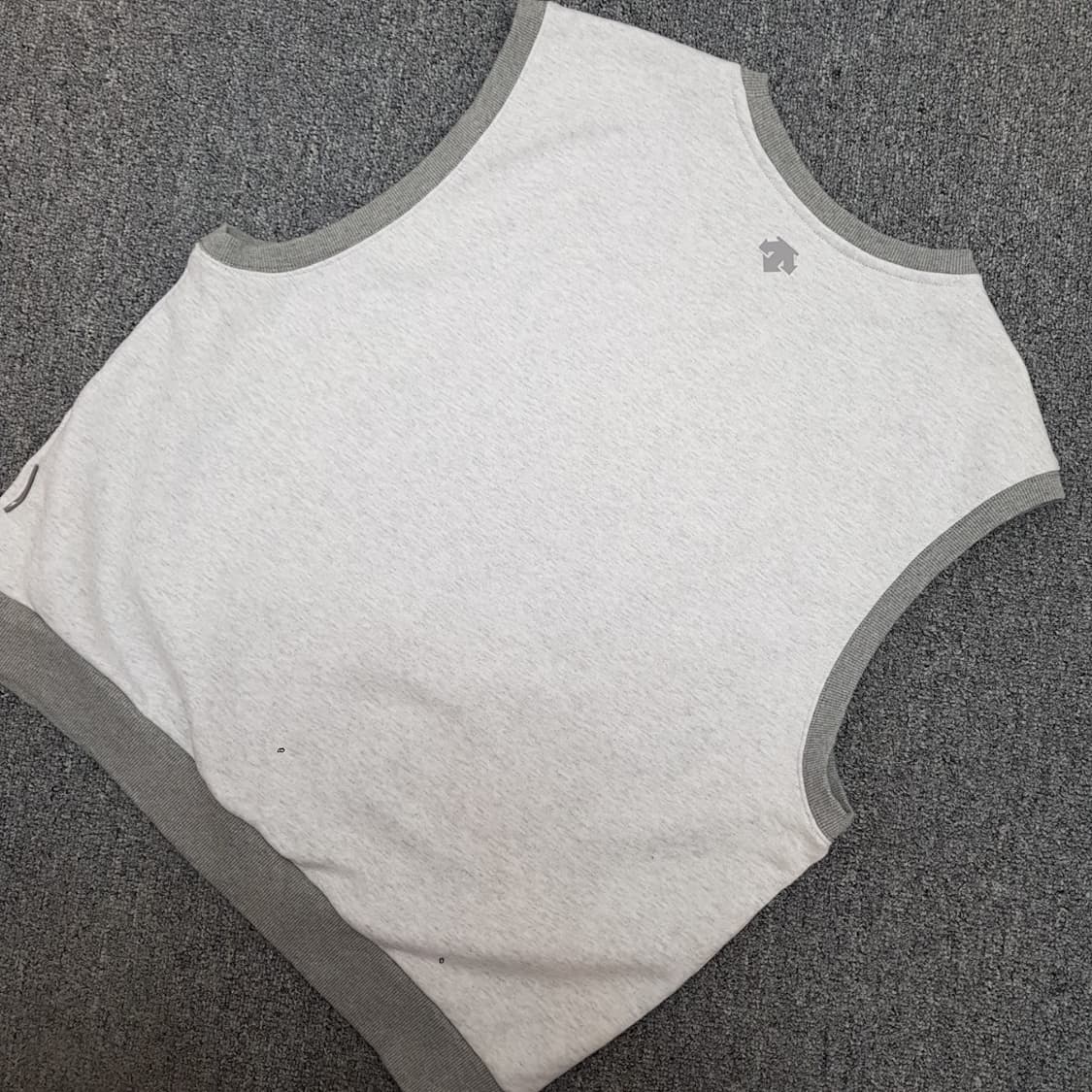 데상트 그레이 기모 조끼  상품이미지5