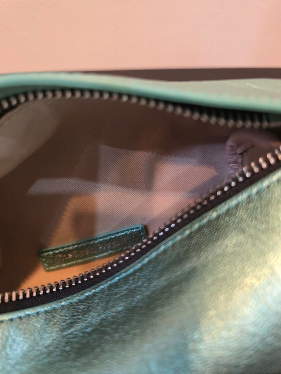 오픈와이와이 메탈릭 필로우 핸들백 상품이미지4