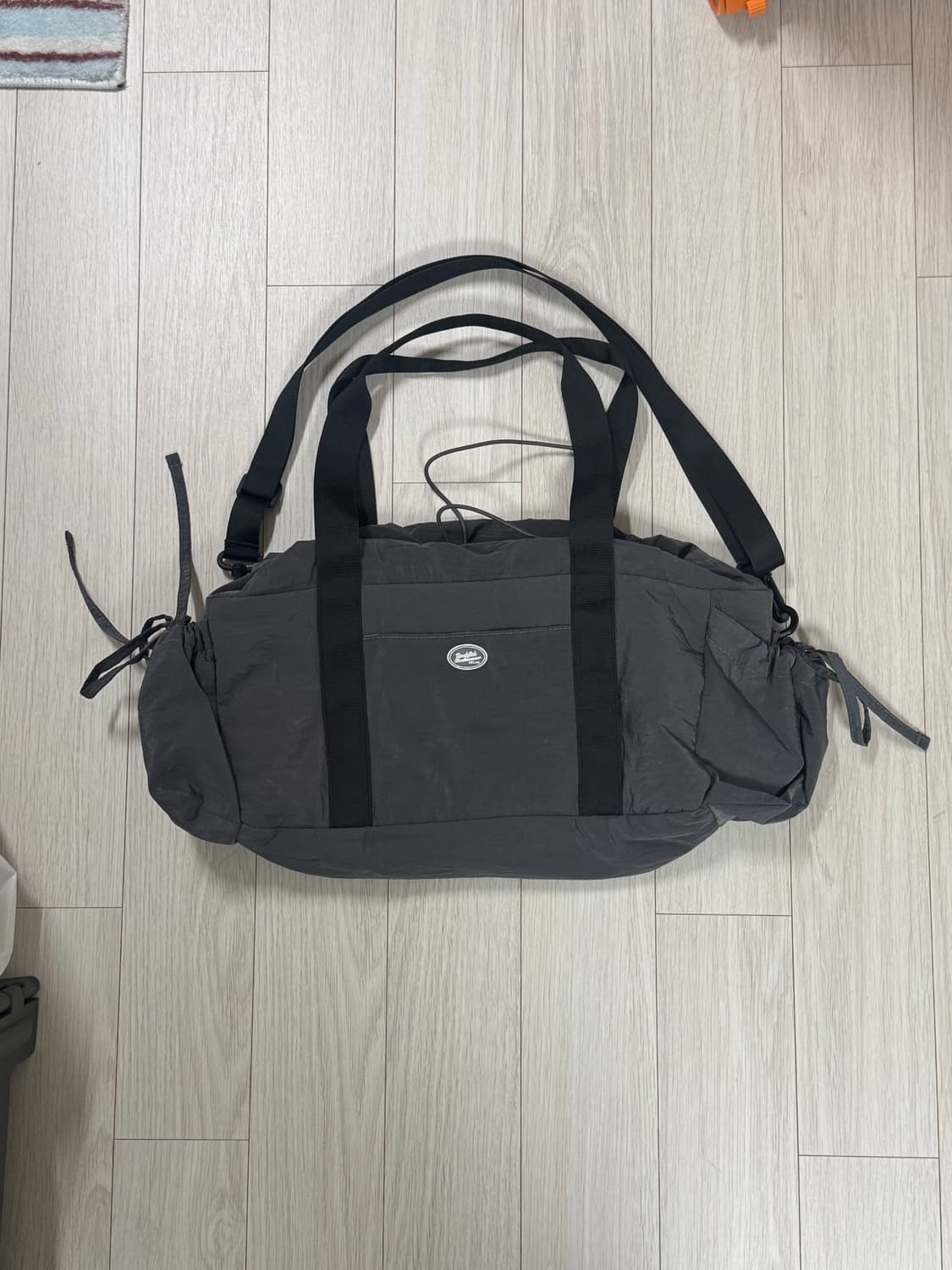 락피쉬웨더웨어 사이드리본 포켓 패딩 더플백 차콜 상품이미지2