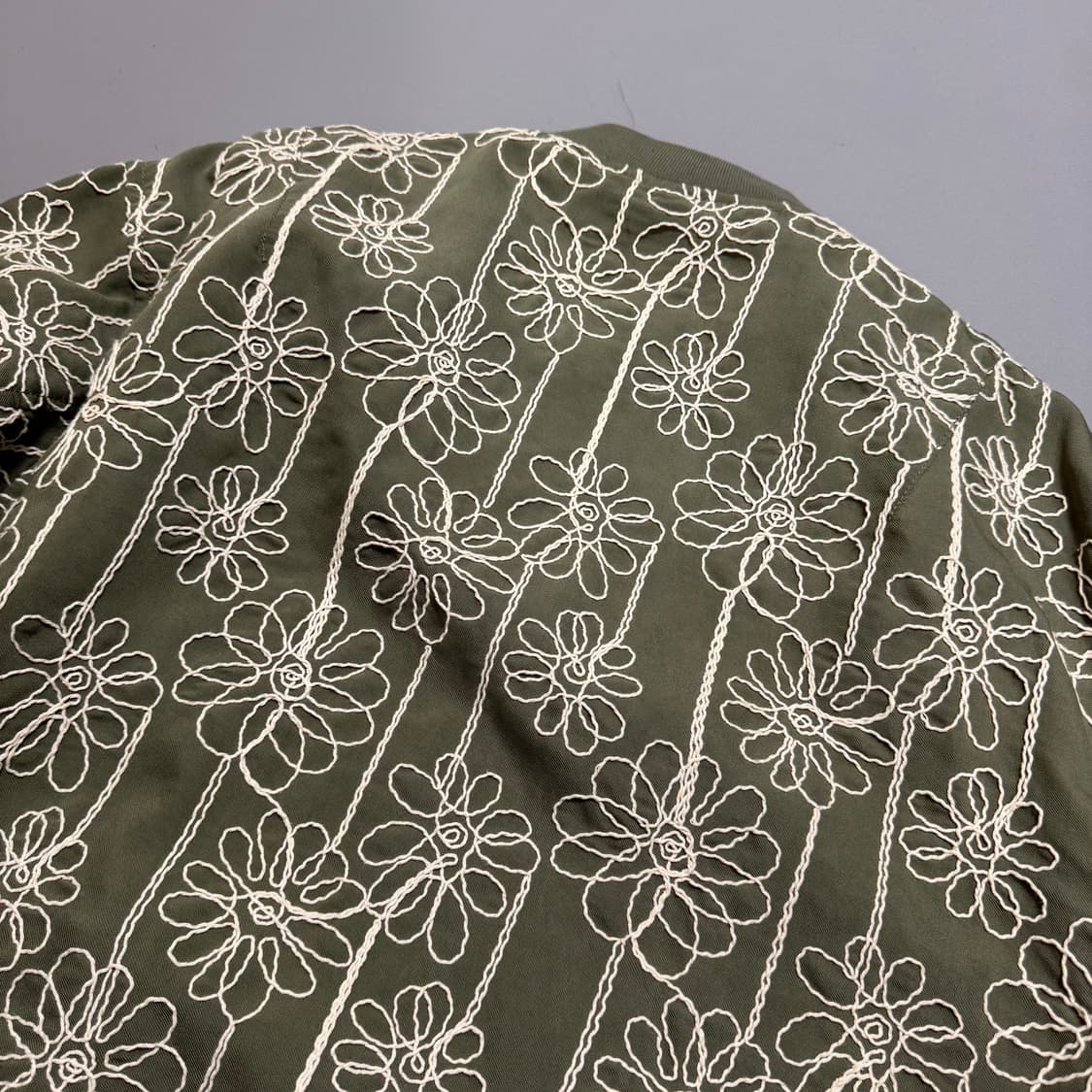 센스오브플레이스 그린컬러 폴리 코튼 혼방 보나티컬 플라워 스타디움 자켓 상품이미지6