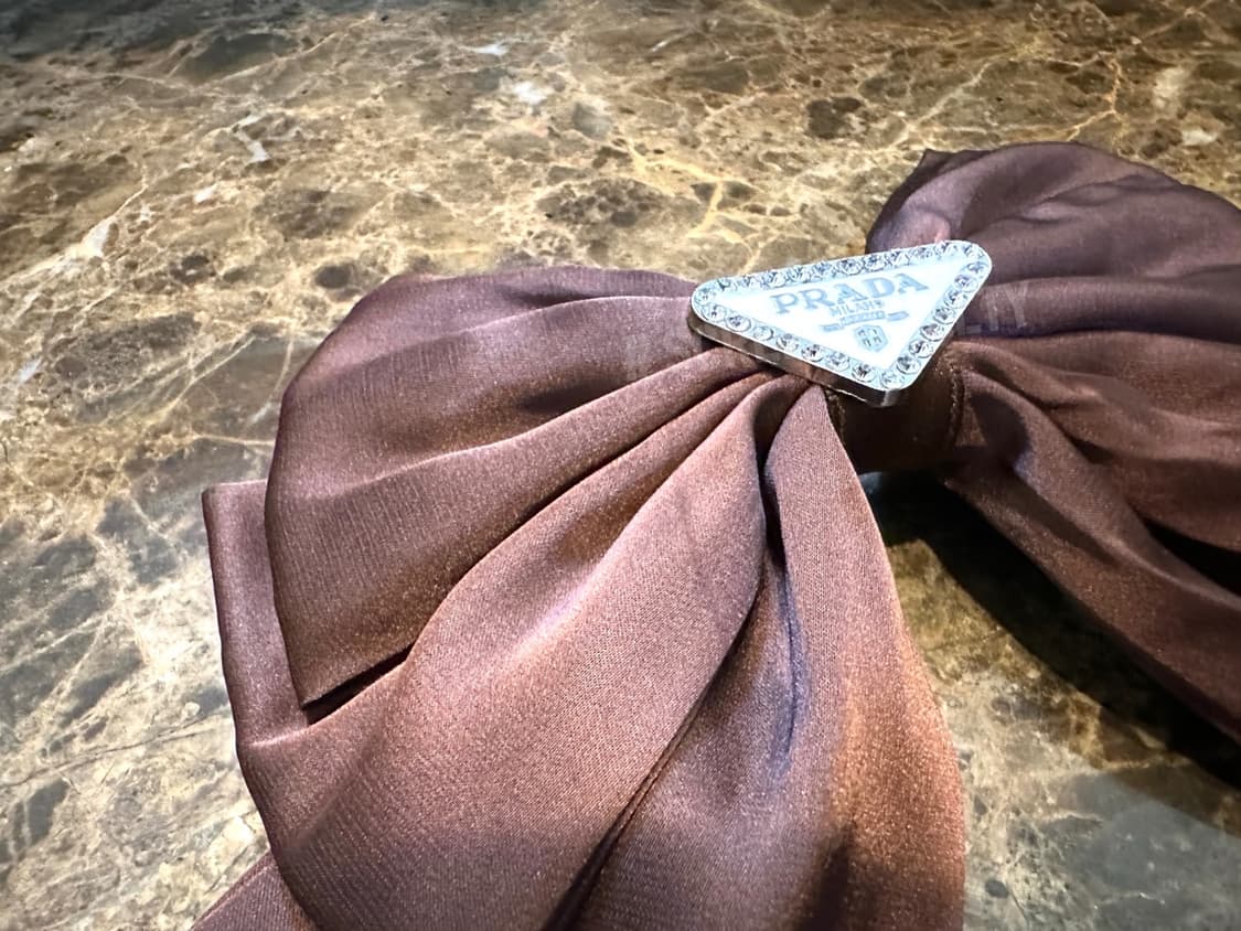 프라다 화이트 로고  헤어핀 브라운 상품이미지5