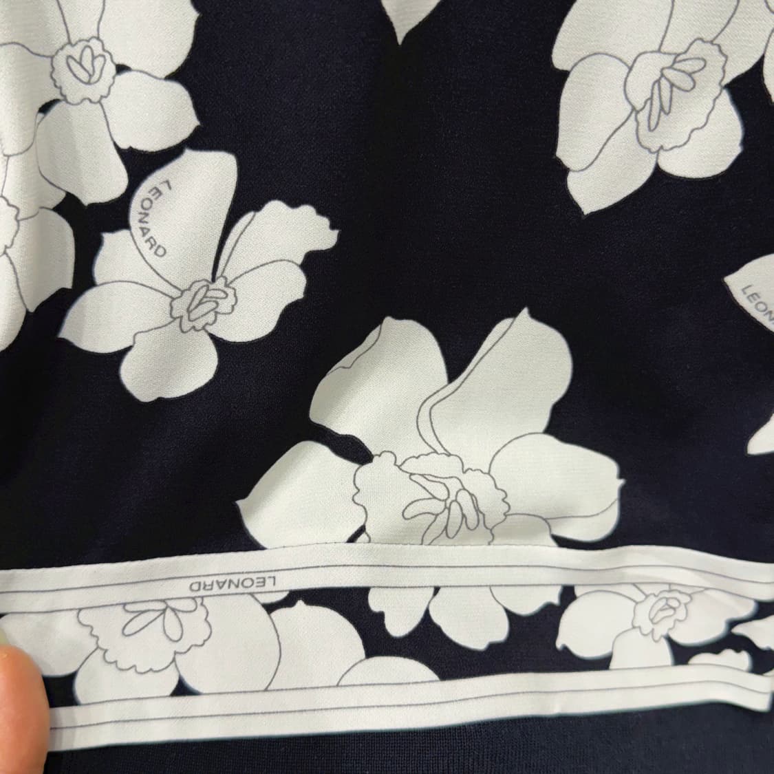 레오나드 반팔 니트 티셔츠 화이트 플라워 패턴 프린트 디테일 블랙 상품이미지6