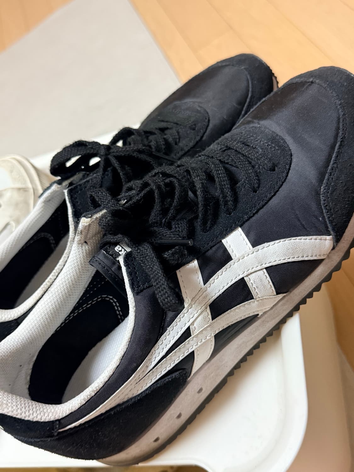 오니츠카 타이거 검흰 스니커즈 260mm 상품이미지2
