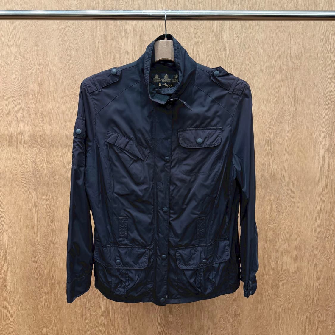 바버 필드 자켓 멀티 포켓 에폴렛 스탠드 카라 디테일 네이비 상품이미지2