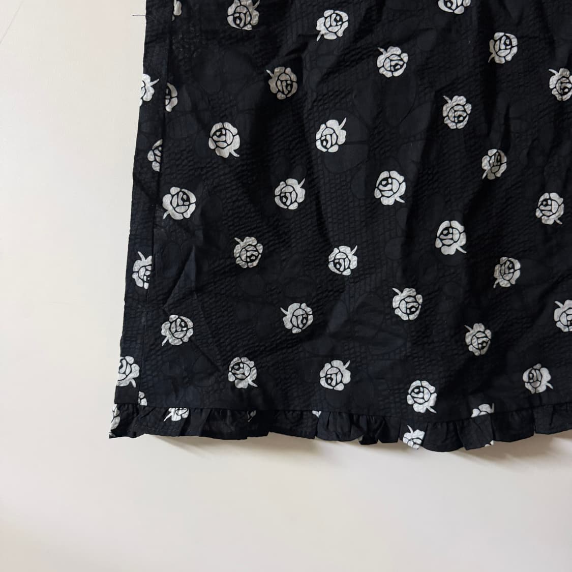 새상품 여자 엠보 로즈 끈나시 블라우스 상품이미지3