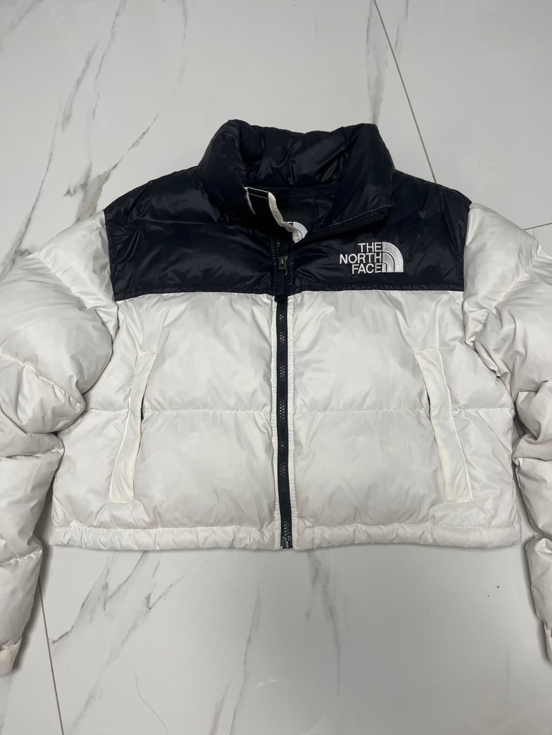 (W) 노스페이스 눕시 숏 자켓 가데니아 화이트 TNF 블랙 상품이미지1