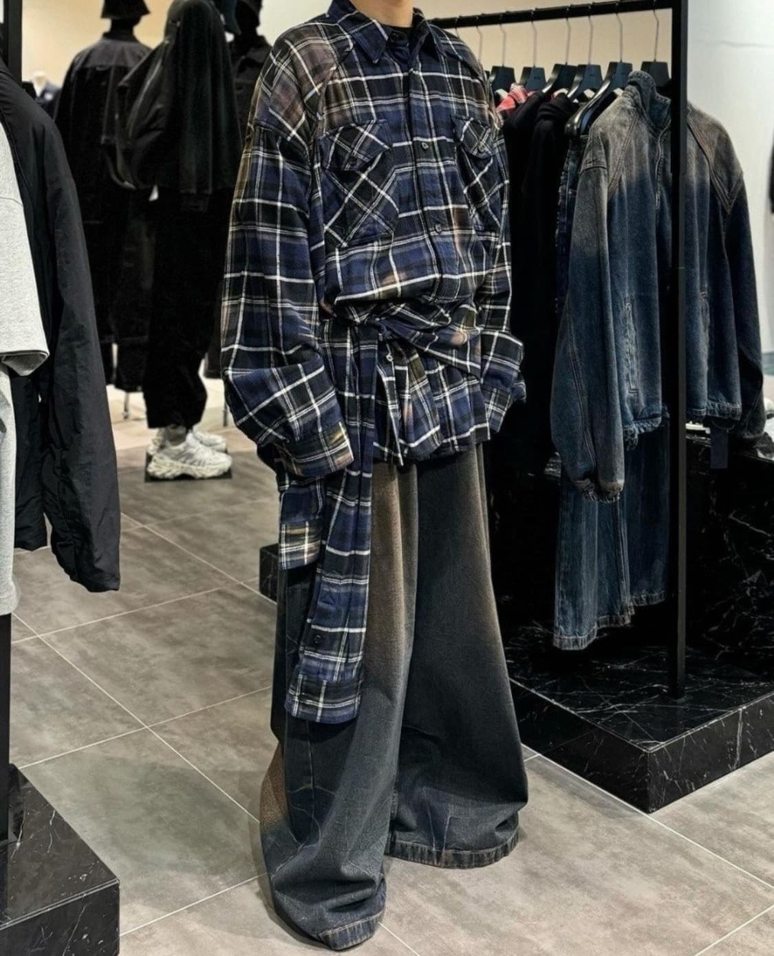준지 24fw 컬렉션 런웨이 워시드 데님 48 상품이미지5