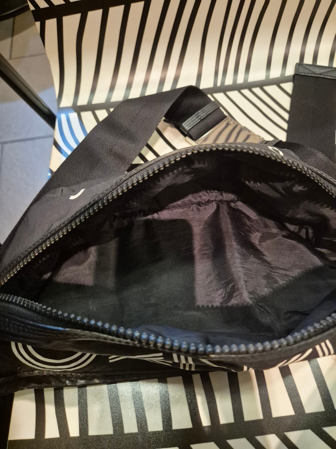 겐조(KENZO)의 로고 프린팅 나일론 벨트백/힙색입니다. 여행할때 착용 상품이미지4