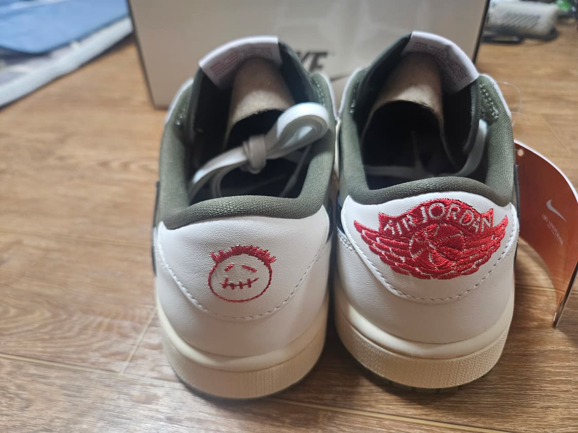 트래비스 스캇 x 나이키 조던 1 올리브 250 상품이미지4