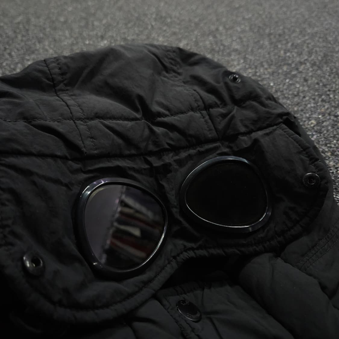 CP 컴퍼니 고글 후드 퀼티드 다운 패딩 (XL) 상품이미지4