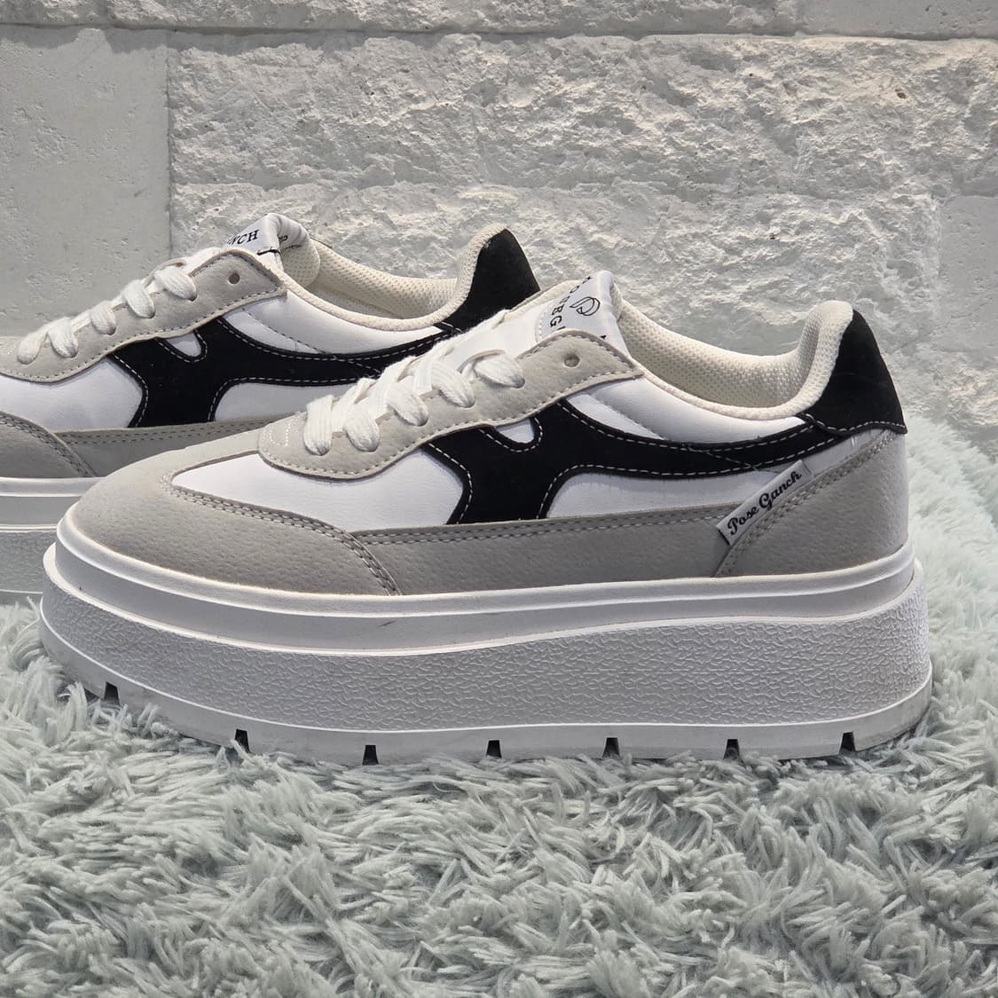 7a-3:포즈 갠치 에코 스웨이드 플랫폼 스니커즈 화이트 블랙 235mm 상품이미지2