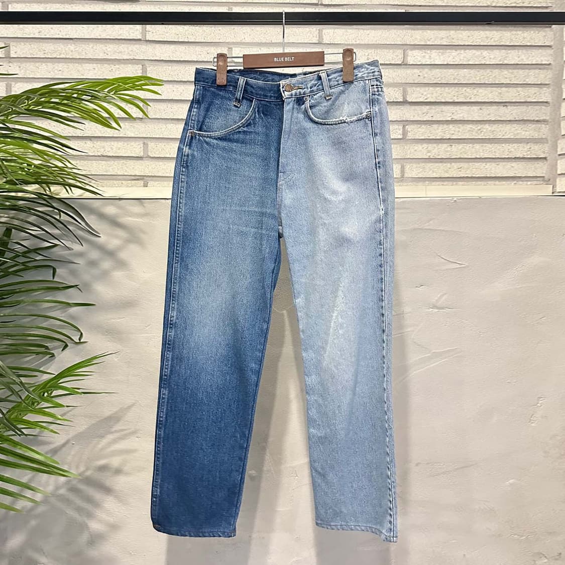 랭글러 리메이크 데님 팬츠 레귤러핏 백 패치 로고 디테일 중청 연청 상품이미지2