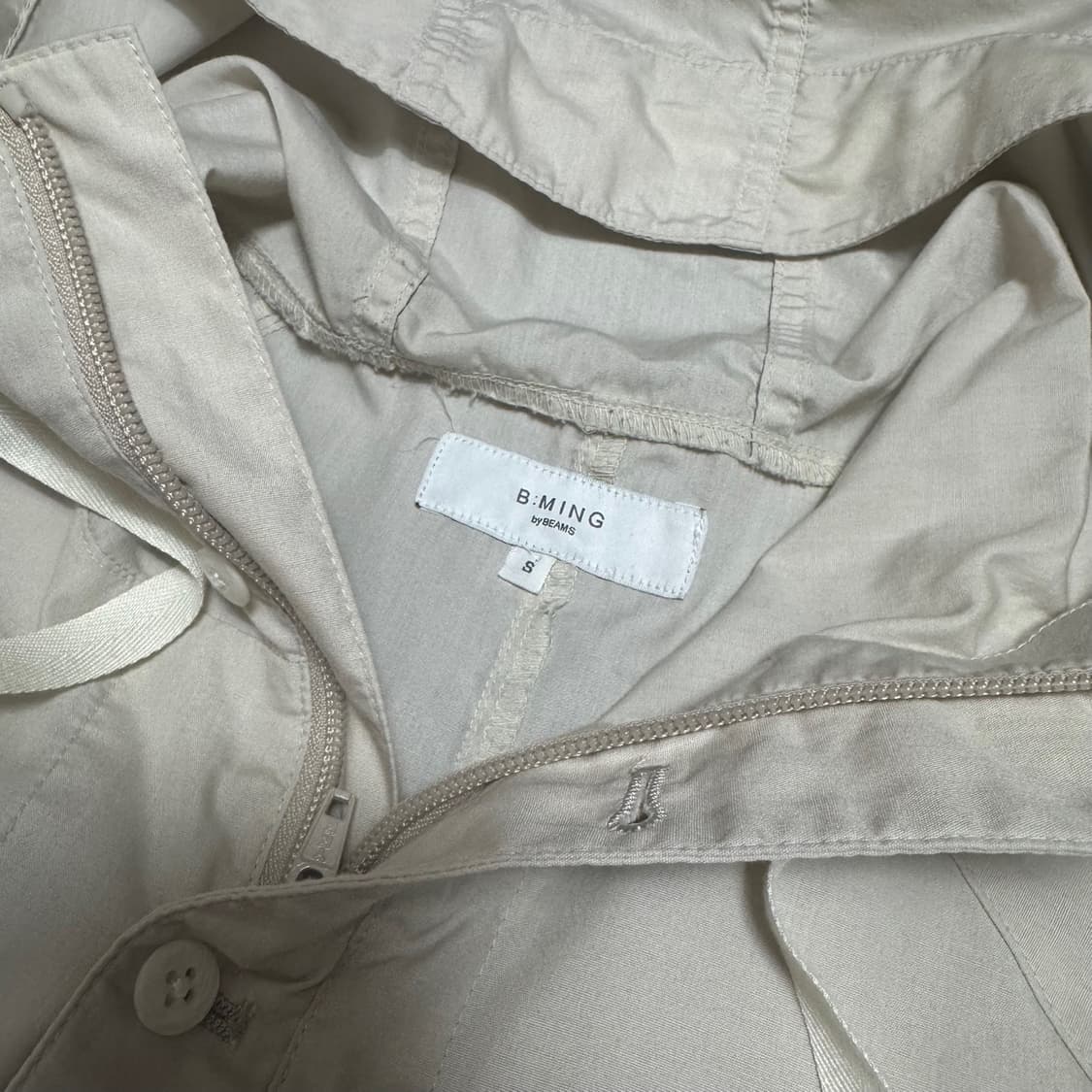 B:MING by BEAMS 아이보리 3버튼 집업 하이넥 후드 아노락 상품이미지3