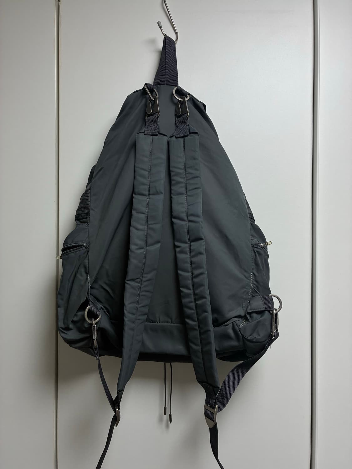 오호스 리버시블 스트링 백팩 챠콜 상품이미지3