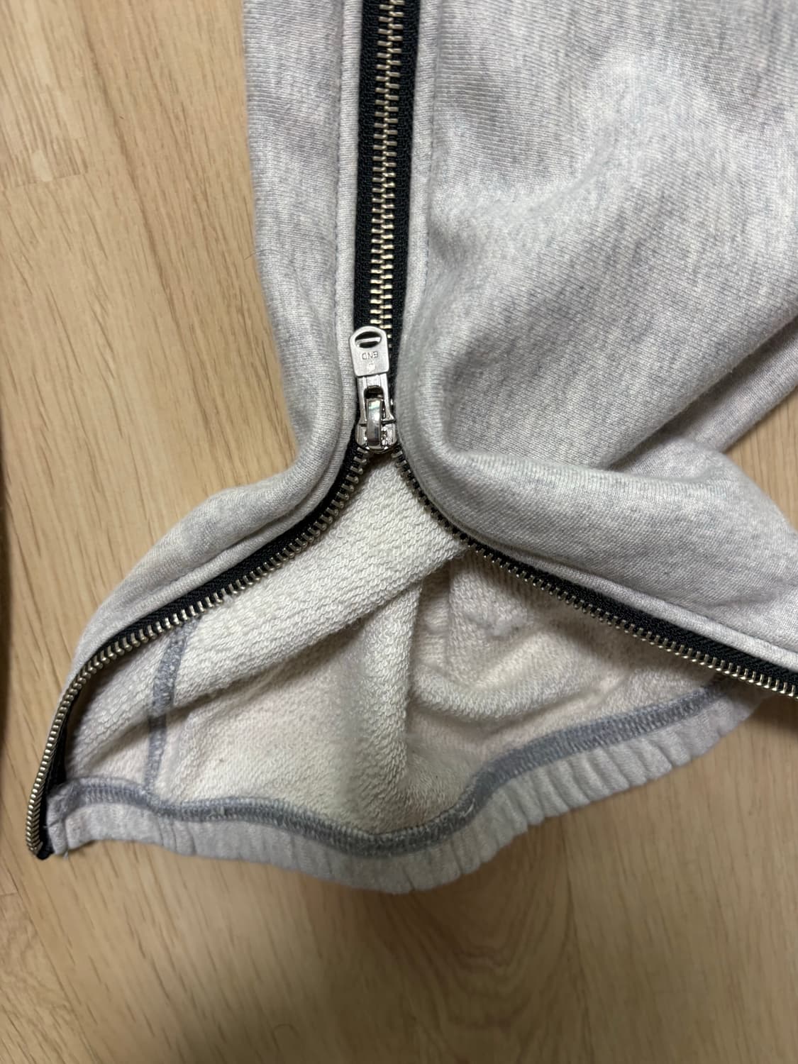 솔로이스트 23ss 사선지퍼 스웻 팬츠 상품이미지4