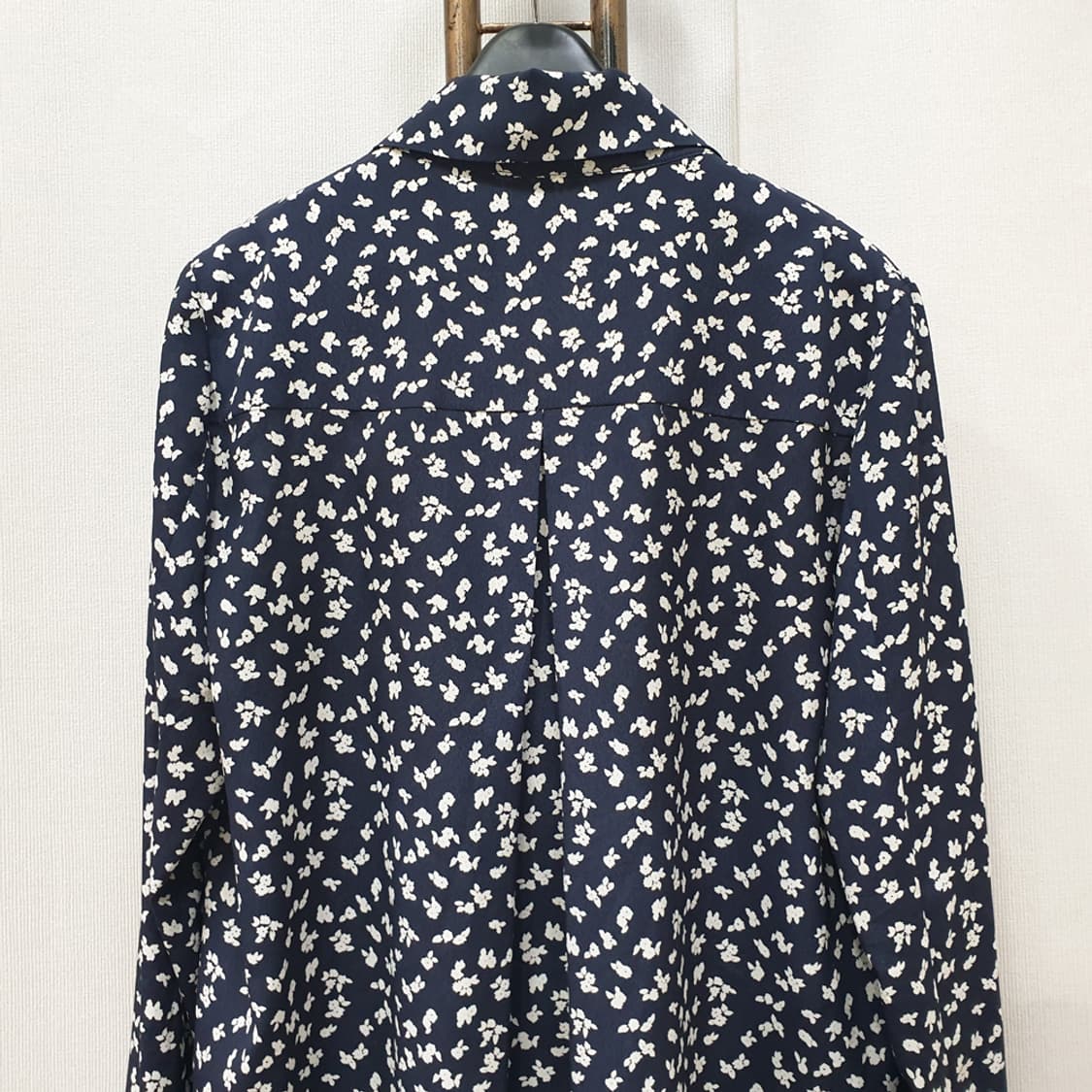 오즈세컨 네이비 플라워 프린트 타이 블라우스 55 상품이미지5