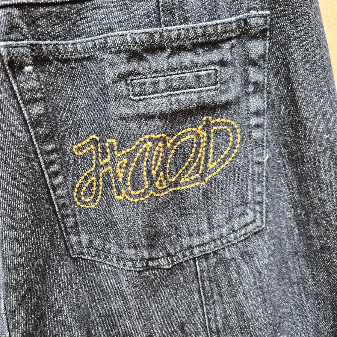 후드후드 엠보싱 데님 바이커 팬츠 블랙 상품이미지5