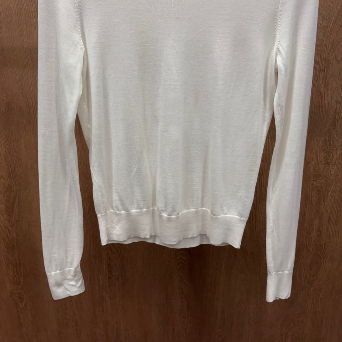 띠어리 울 라운드넥 긴팔 니트 무지 디테일 레귤러핏 화이트 상품이미지5