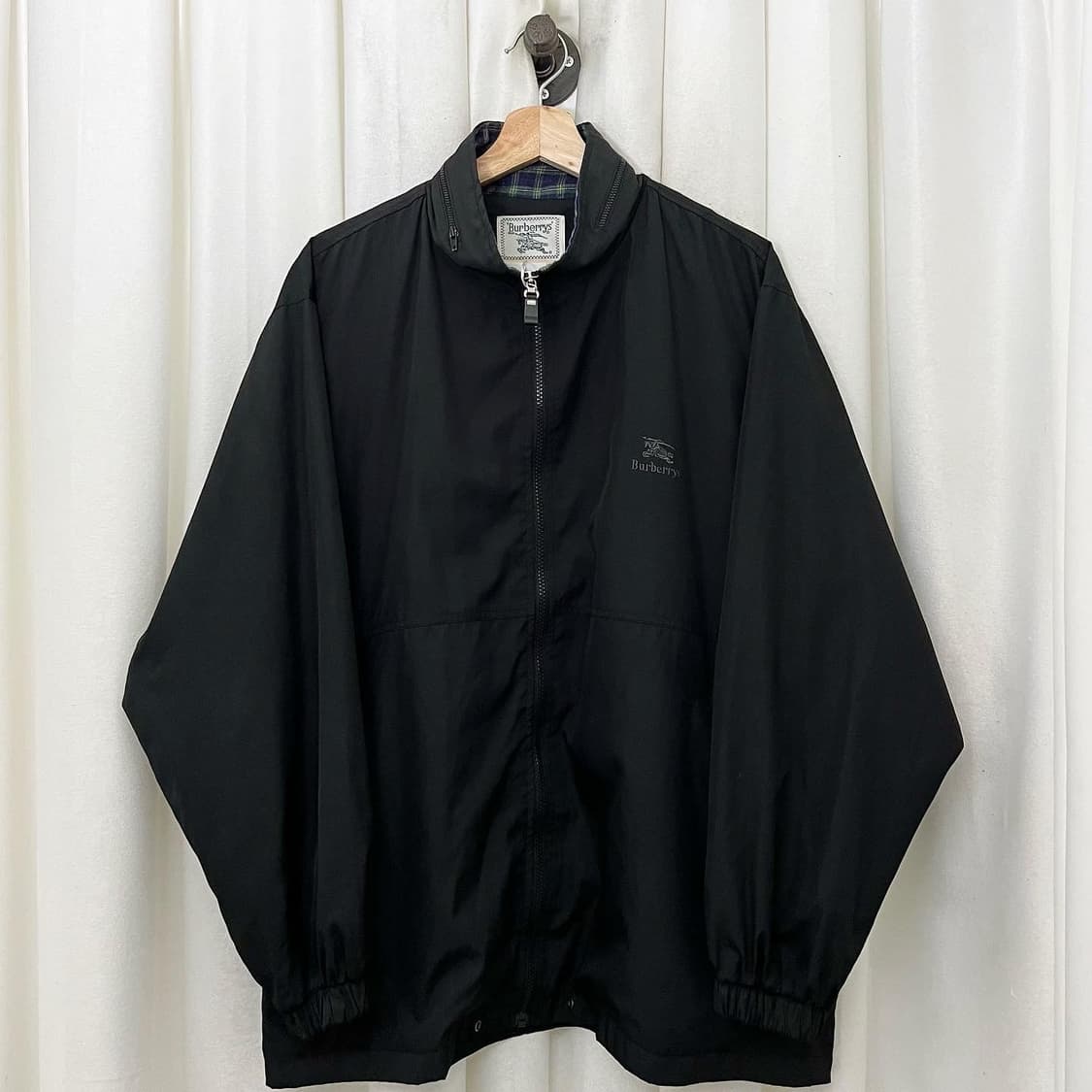 버버리 블랙 백빅로고 윈드브레이커 상품이미지1