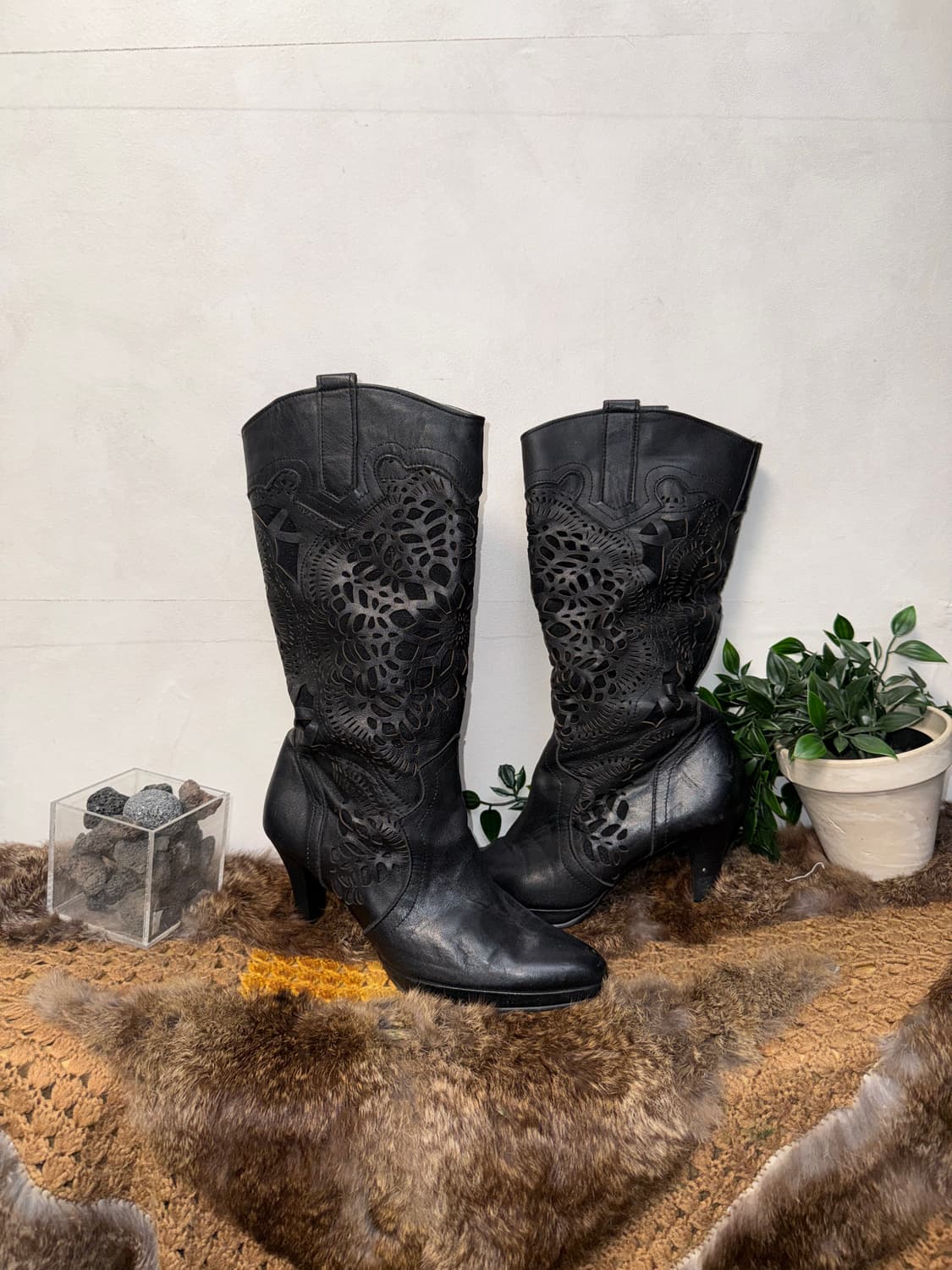 Black punching cutout western boots 상품이미지1
