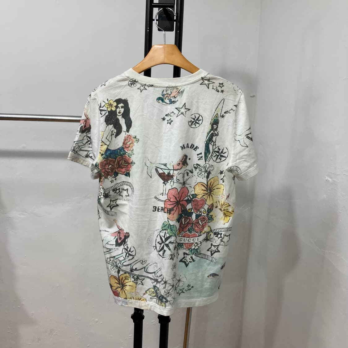 구찌(Gucci) 시그니처 그래픽 프린팅 브이넥 반팔 티셔츠 상품이미지3