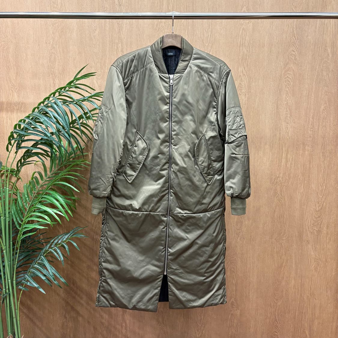 시스템 롱 패딩 자켓 미니멀 밀리터리 투웨이 소매 지퍼 포켓 디테일 카키 상품이미지1