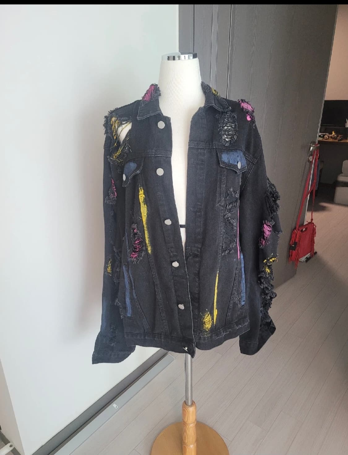 블랙 데님 자켓 (디스트로이드 & 페인트 포인트)

스트리트 무드 가득한 상품이미지2