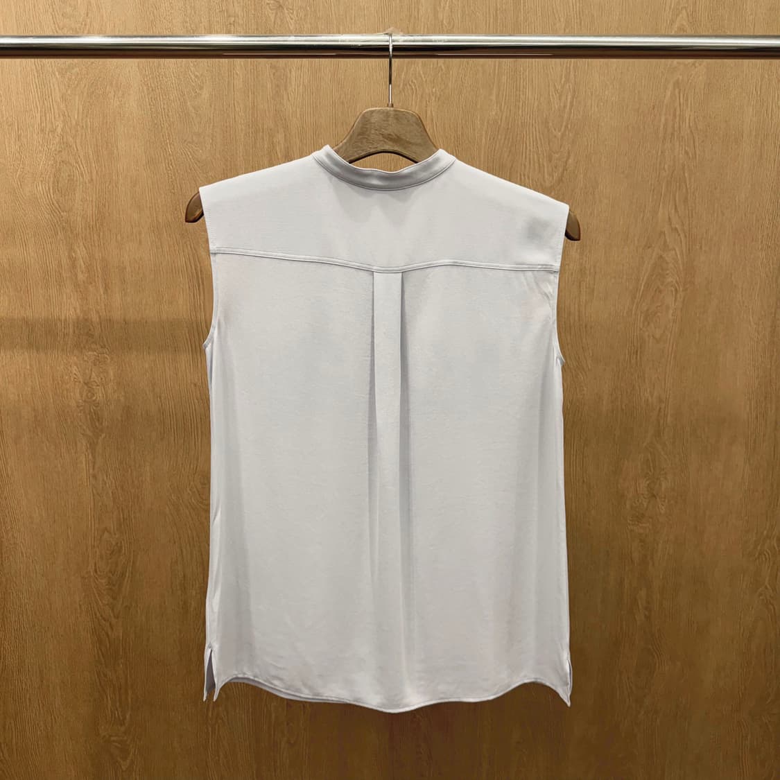 띠어리 슬리브리스 블라우스 밴드 카라 포켓 플리츠 디테일 라이트 블루 상품이미지3