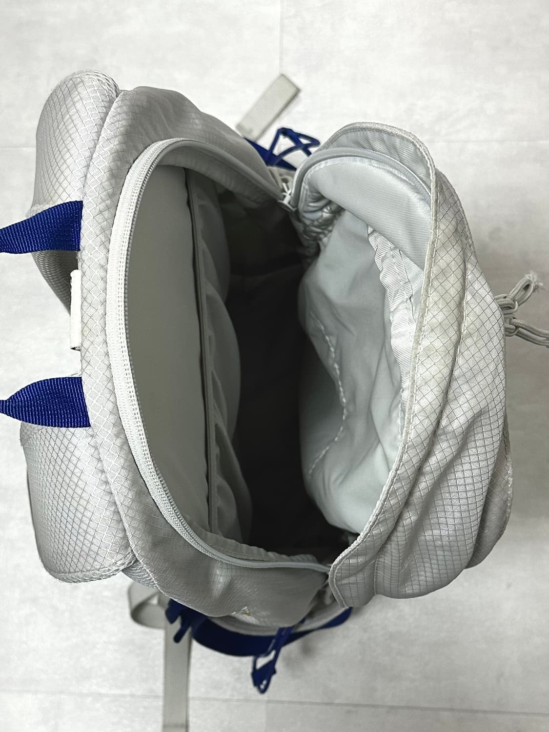 슈프림 백팩 실버  상품이미지4